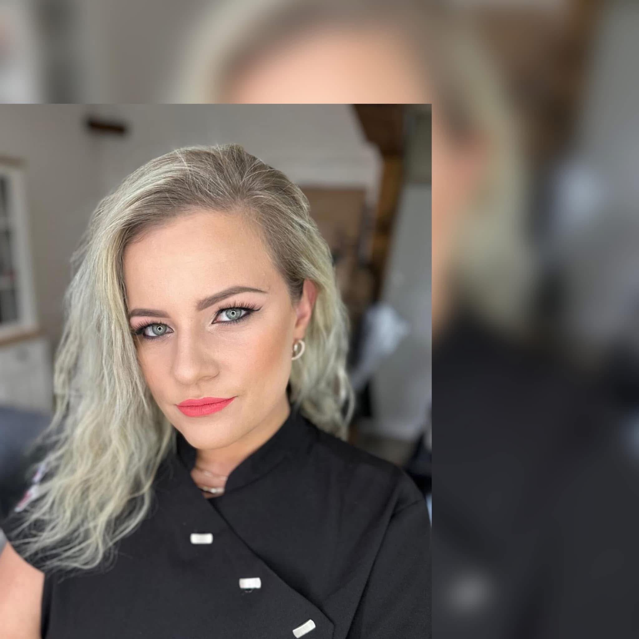 Adéla Machalová, zakladatelka salonu Adelle, v černém kostýmku